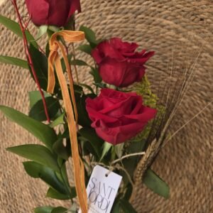 Centro 3 rosas en KOKEDAMA